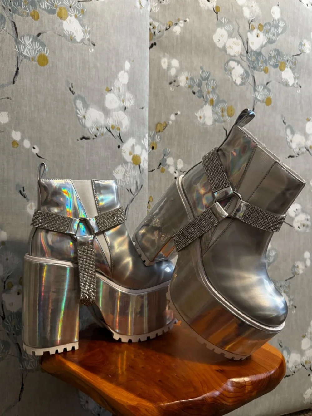 NIB Gemma 2 Silver Hologram YRU Platforms Size 7